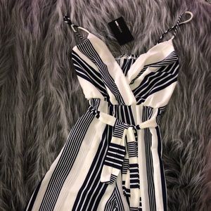 ✨NAVY & WHITE FLOWY JUMPSUIT✨